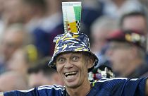 Ein schottischer Fan balanciert einen Bierbecher auf seinem Kopf vor dem Spiel der Gruppe A zwischen Schottland und Ungarn bei der Fußball-Europameisterschaft 2024 in Stuttgart, Deutschland