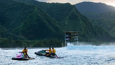 Vue de la tour des juges lors d'une journée d'entraînement avant le début des compétitions de surf des Jeux olympiques d'été de 2024.