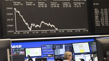 Un'operatotrice di borsa presso la Borsa tedesca di Francoforte, Germania