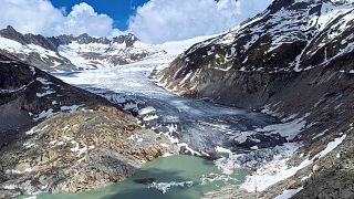 Un lago di acqua di fusione si è formato sulla lingua del ghiacciaio del Rodano vicino a Goms, Svizzera, 13 giugno 2023.