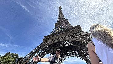 A polícia evacua a zona em redor da Torre Eiffel depois de um homem ter sido visto a escalar o monumento histórico