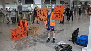 Attivisti di Ultima Generazione hanno protestato di nuovo negli aeroporti tedeschi a Ferragosto