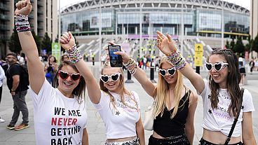 Le fan della cantante Taylor Swift arrivano allo stadio di Wembley a Londra, 15 agosto 2024