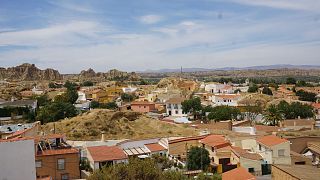 Lo splendido villaggio di Guadix attira i turisti dalla costa affollata della Spagna verso il suo interno roccioso.