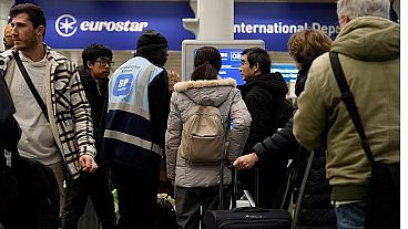 Viajeros hacen cola para los trenes Eurostar en la estación de St Pancras de Londres, 22 de diciembre de 2023. 