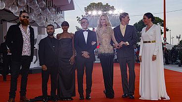 Cristobal Tapia de Veer, de gauche à droite, le producteur David Hinojosa, Sophie Wilde, Antonio Banderas, Nicole Kidman, Harris Dickinson et la réalisatrice Halina Reijn.