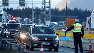 Agenti della polizia federale tedesca controllano le auto al confine tra Austria e Germania, 16 marzo 2020