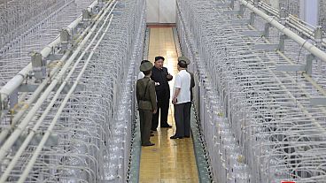 Kim Jong Un, en el centro, en una visita de inspección a lo que dicen que es un instituto de armas nucleares y una instalación de materiales nucleares en un lugar no revelado de Corea del Norte.