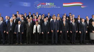 Foto de grupo de la reunión de ministros de Finanzas de la UE, con representantes de otras instituciones, este viernes en Budapest.