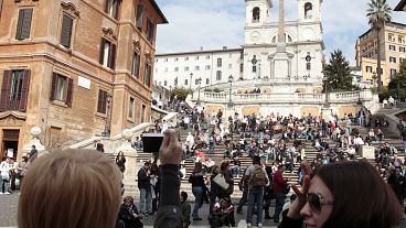 Trinità dei Monti Kilisesi ve Roma'nın sembollerinden biri olan İspanyol Merdivenleri'ne çıkan basamaklar