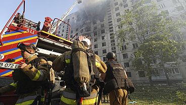 Los bomberos combaten las llamas tras el impacto de una bomba rusa en un edificio residencial de varias plantas en Kharkiv, Ucrania, el domingo 15 de septiembre de 2024. 