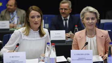 Ursula von der Leyen posa junto a Roberta Metsola antes de la sesión del Parlamento Europeo del 17 de septiembre de 2024.