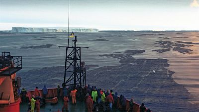 Nel 2001, gli scienziati a bordo della nave da ricerca australiana Aurora Australis hanno studiato il ciclo naturale del ferro nell'Oceano Meridionale.