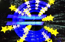 La sculpture de l'euro photographiée avec un zoom est vue devant la Banque centrale européenne à Francfort, dans le centre de l'Allemagne, mercredi 30 novembre 2005.