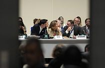 Wopke Hoekstra (à gauche), Teressa Ribera et Dan Jorgensen lors du sommet COP28 à Dubaï l'année dernière. Le trio est désormais chargé de mener la politique climatique et énergétique de l'UE.