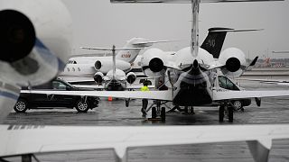 Gli aerei sono parcheggiati al terminal dei jet privati dell'aeroporto internazionale Harry Reid in vista del Super Bowl.