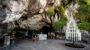 Mentre a Lourdes vivono solo 15.000 persone, ogni anno vengono visitati da cinque a sei milioni di turisti.