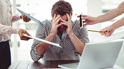 Un uomo stressato dal lavoro