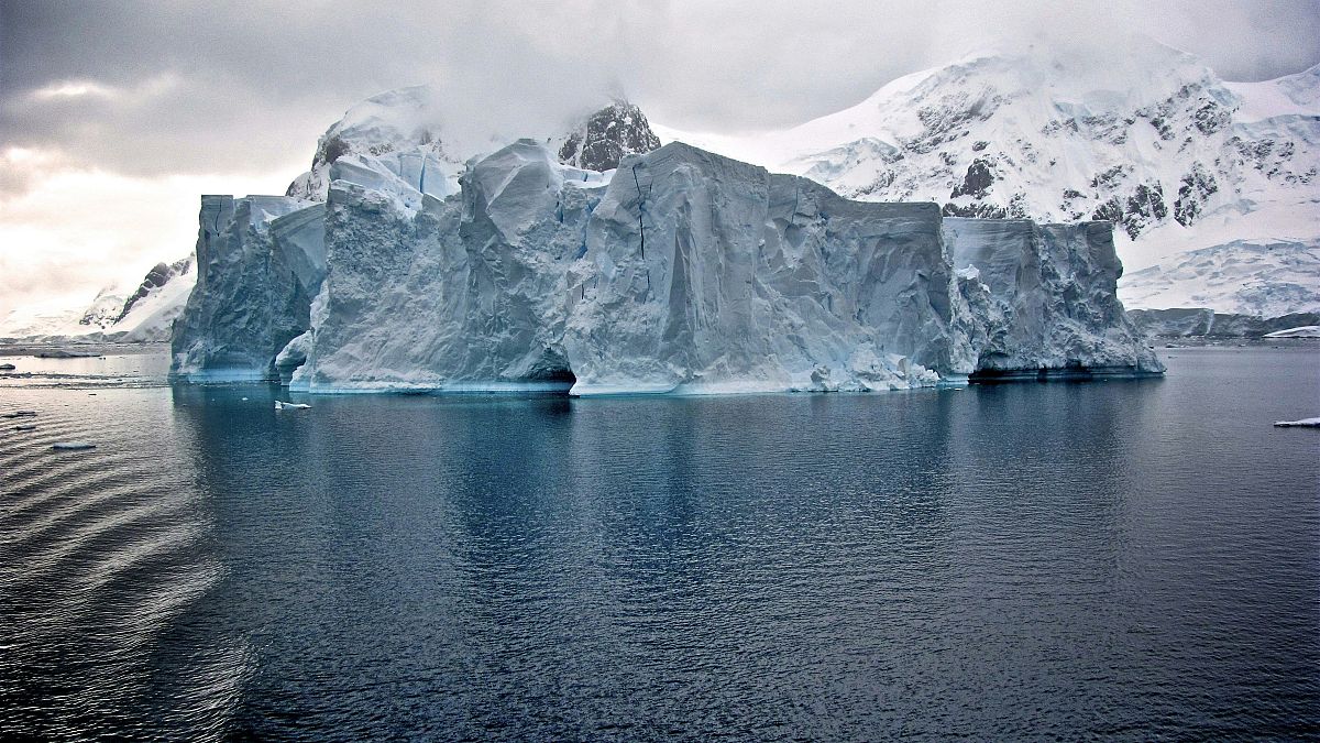 La calotta glaciale antartica si sta ritirando a un ritmo più rapido rispetto ai decenni precedenti, sollevando preoccupazioni per un collasso totale. 