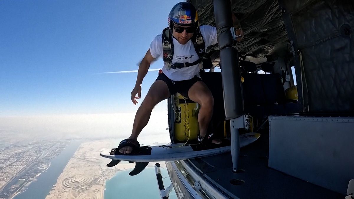 سيباستيان ألفاريز يخرج من المروحية في بداية «skysurf»