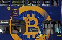 Immagine di una pubblicità per Bitcoin su un tram a Hong Kong