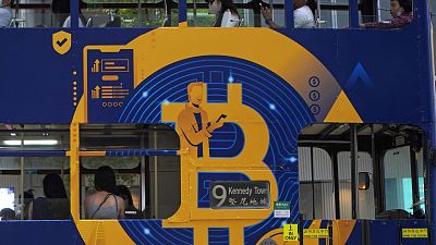 Immagine di una pubblicità per Bitcoin su un tram a Hong Kong