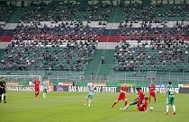 مشجعو رابيد فيينا يحضرون بداية أول مباراة في الدوري النمساوي بين رابيد فيينا وأدميرا في ملعب أليانز في فيينا 11 سبتمبر 2020