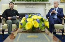 O Presidente Joe Biden, à direita, ouve o Presidente da Ucrânia, Volodymyr Zelenskyy, à esquerda, durante a sua reunião na Sala Oval da Casa Branca, em Washington.