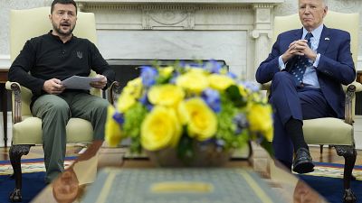 O Presidente Joe Biden, à direita, ouve o Presidente da Ucrânia, Volodymyr Zelenskyy, à esquerda, durante a sua reunião na Sala Oval da Casa Branca, em Washington.