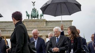 Le président italien Sergio Mattarella, deuxième à droite, et le maire de Berlin Kai Wegner, au centre, devant la porte de Brandebourg à Berlin, le 27 septembre 2024.