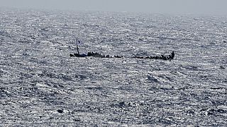 Des migrants son entassés sur un bateau en bois alors qu'ils naviguent vers le port de La Restinga sur l'île canarienne d'El Hierro, en Espagne, le 18 août 2024.