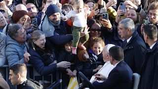 Le pape François acclame les fidèles à la fin de sa rencontre avec les étudiants de l'Université catholique de Louvain, en Belgique, le samedi 28 septembre 2024.