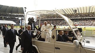 Le Pape François salue les participants à la messe au stade Roi Baudouin à Bruxelles, Belgique, dimanche 29 septembre 2024.