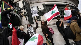 Des personnes se rassemblent lors d'une manifestation pro-Liban alors que les frappes aériennes israéliennes se sont intensifiées dans le sud du Liban, le 29 septembre 2024.