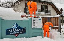 Operatori comunitari rimuovono la neve a a Zermatt, in Svizzera, foto d'archivio