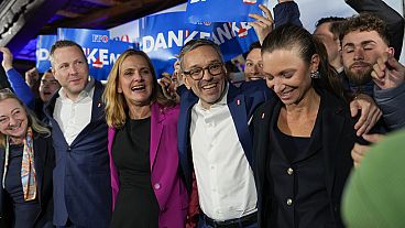 Herbert Kickl, chef du Parti de la liberté d'Autriche, célèbre avec ses partisans, à Vienne, Autriche, dimanche 29 septembre 2024.