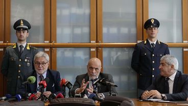 Le procureur national anti-mafia Giovanni Milillo, le procureur de Milan Marcello Viola et le commissaire de police de Milan Bruno Maria Megale assistent à une conférence de presse au c