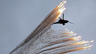 Un hélicoptère Apache de l'armée sud-coréenne tire des fusées éclairantes lors d'une célébration du 76e anniversaire de la Journée des forces armées coréennes, à Seongnam, en Corée du Sud, le mardi 1er octobre 2024.