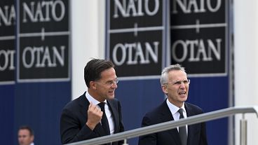 Mark Rutte (à gauche) et Jens Stoltenberg arrivent au siège de l'OTAN le 1er octobre