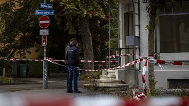 Policiers sur les lieux d'un attentat dans le quartier d'Oerlikon à Zurich.