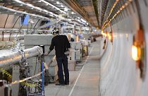 Um técnico trabalha no túnel do LHC (Large Hadron Collider) da Organização Europeia para a Investigação Nuclear, CERN.