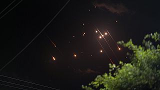 Des missiles lancés par l'Iran en direction d'Israël traversent le ciel nocturne depuis Deir al-Balah, dans la bande de Gaza, le mardi 1er octobre 2024.