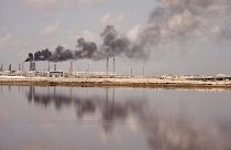 Il fumo si leva da una raffineria di petrolio nel porto mediterraneo della città portuale del Delta, Alessandria d'Egitto.