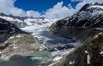 Un lago di acqua di fusione si è formato sulla lingua del ghiacciaio del Rodano vicino a Goms, Svizzera, 13 giugno 2023. 