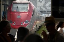 I passeggeri aspettano i loro treni alla stazione centrale di Roma Termini il 13/07/2023