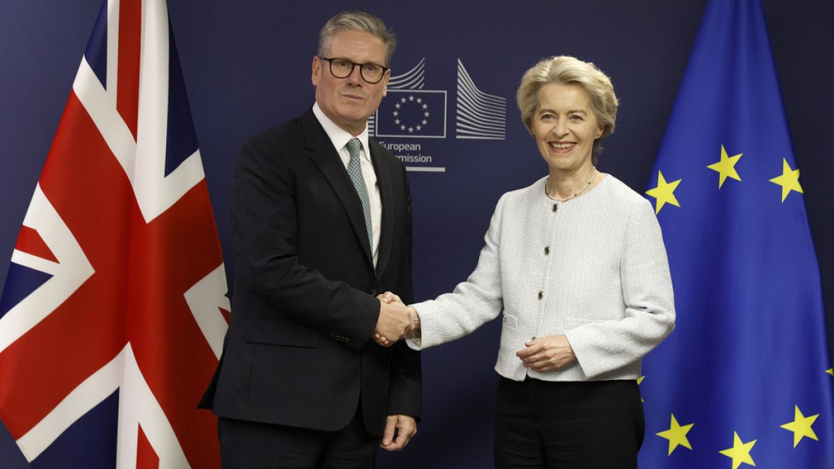 Le Premier ministre britannique Keir Starmer et la présidente de la Commission européenne Ursula von der Leyen, à Bruxelles, le 2 octobre 2024.