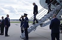 Le président Joe Biden descend les marches d'Air Force One à l'aéroport international de Raleigh-Durham à Morrisville (Caroline du Nord), le mercredi 2 octobre 2024.