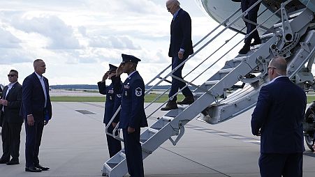 Le président Joe Biden descend les marches d'Air Force One à l'aéroport international de Raleigh-Durham à Morrisville (Caroline du Nord), le mercredi 2 octobre 2024.