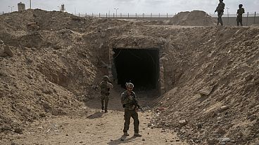 Soldados israelitas em frente a um túnel