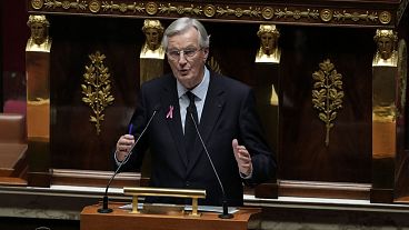 Il primo ministro francese Michel Barnier pronuncia il suo discorso all'Assemblea nazionale di Parigi.